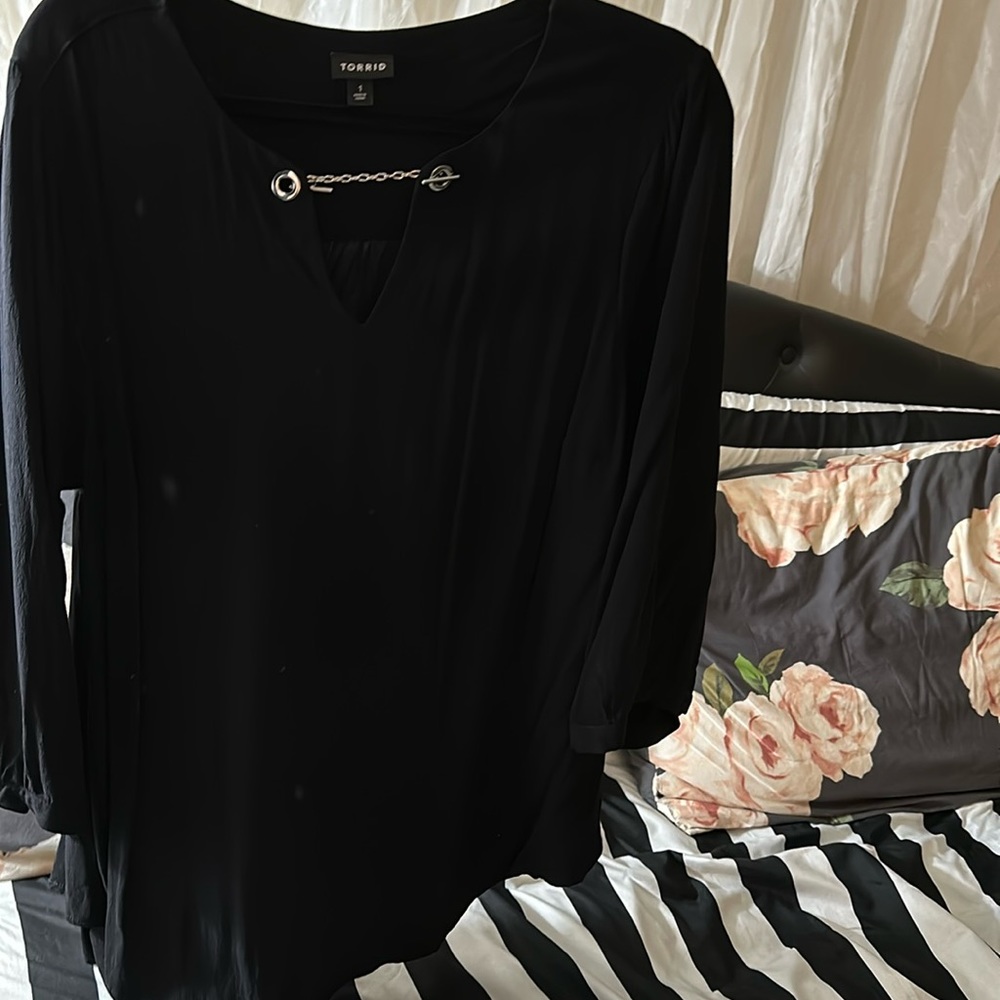 Black quarter sleeve top with silver chain detail
